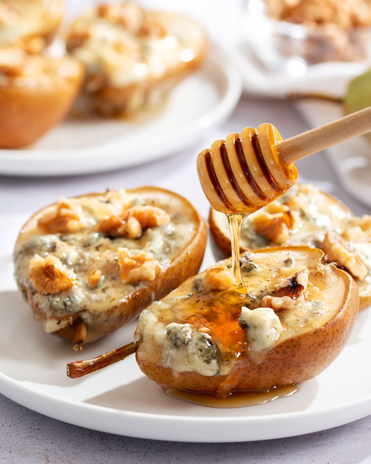 Peras assadas com Queijo Azul, nozes e mel