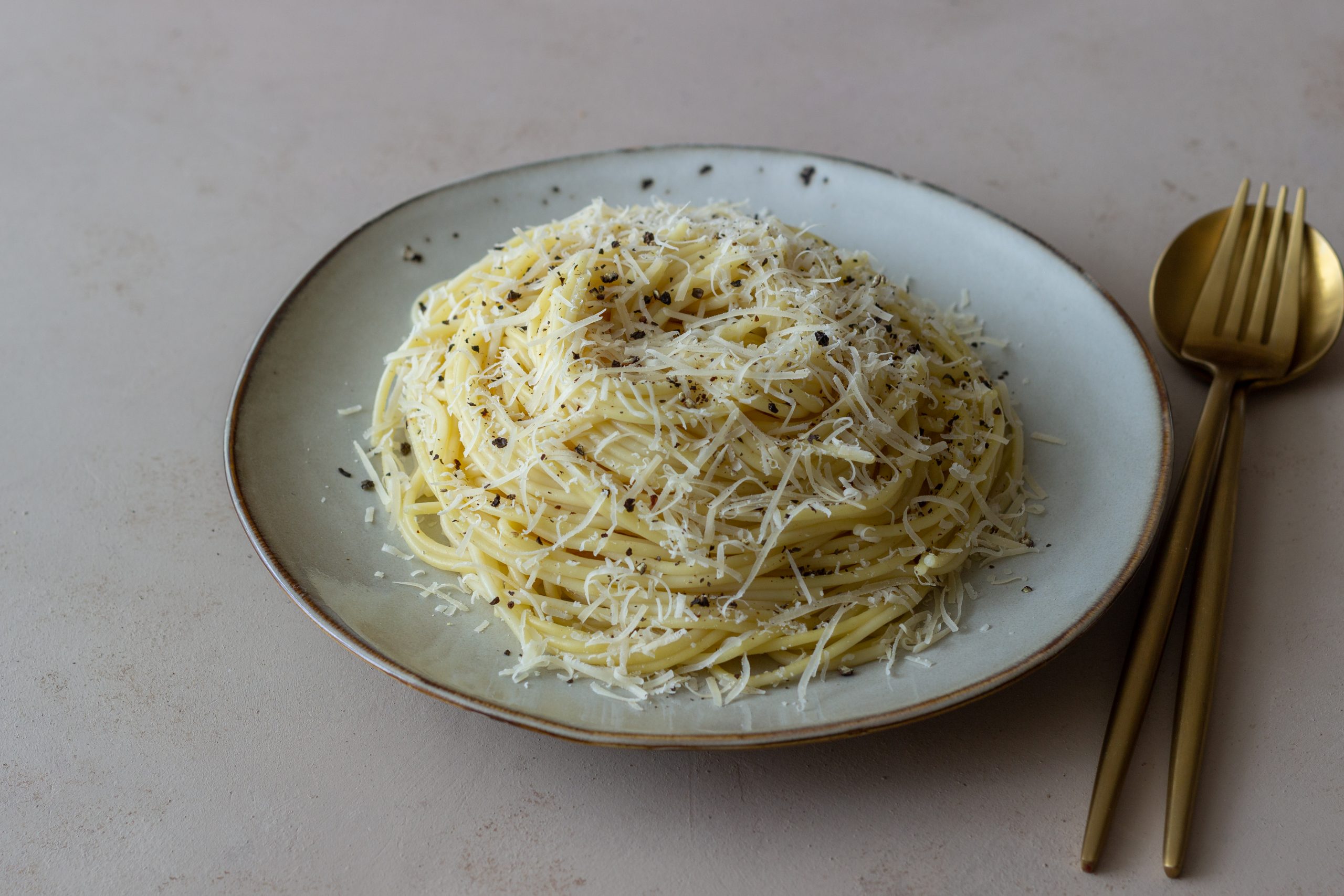 Spaghetti Cacio e Pepe com Queijo Montanhês
