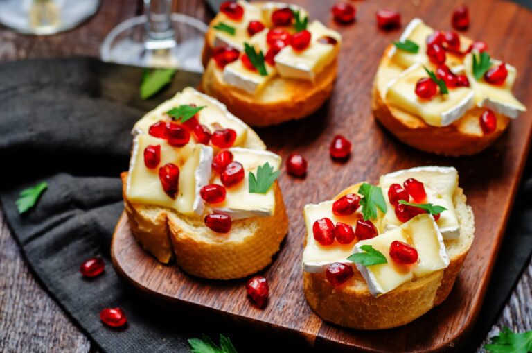 Crostinis de Brie com romã