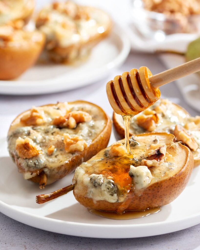 Peras assadas com Queijo Azul, nozes e mel